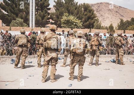 Kaboul, Afghanistan. 19 août 2021. Les Marines et les soldats américains maintiennent la sécurité au point de contrôle des évacués de l'aéroport international Hamid Karzaï pendant la refuge de l'opération alliés, le 19 août 2021 à Kaboul, en Afghanistan. Credit: Planetpix/Alamy Live News Banque D'Images