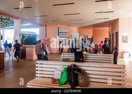 OIAPOQUE, BRÉSIL - 1er AOÛT 2015 : vue sur un terminal de bus dans la ville d'Oiapoque Banque D'Images