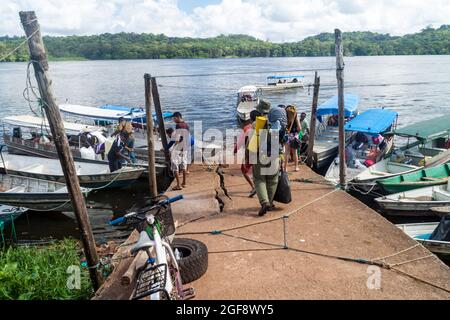 OIAPOQUE, BRÉSIL - 1er AOÛT 2015 : petits bateaux sur la rivière Oiapok (Oiapoque ou Oyapock) dans la ville d'Oiapoque. Ils font du ferry pour traverser la frontière jusqu'à la Fre Banque D'Images