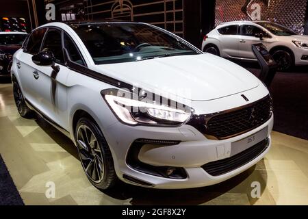 La voiture DS 5 a été présentée au salon automobile Autosalon de Bruxelles Expo. Belgique - 12 janvier 2016 Banque D'Images