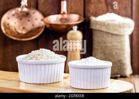 farine de riz, farine alternative sans gluten et riche en fibres, dans une cuisine rustique Banque D'Images