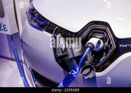 Chargeur sur la voiture électrique Renault Zoe ZE présenté au salon automobile Autosalon de Bruxelles Expo. Belgique - 12 janvier 2016 Banque D'Images