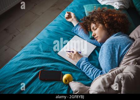Femme dormant. Style de vie de femme moderne. Femme fatiguée dormant en pyjama Banque D'Images