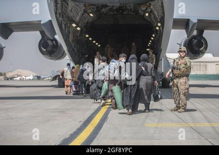 Kaboul, Afghanistan. 23 août 2021. Les familles afghanes attendent de monter à bord d'un avion C-17 Globemaster III de la US Air Force, pendant l'évacuation à l'aéroport international Hamid Karzaï, pendant le refuge de l'opération alliés, le 23 août 2021 à Kaboul, en Afghanistan. Credit: Planetpix/Alamy Live News Banque D'Images