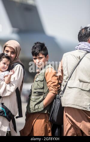 Kaboul, Afghanistan. 23 août 2021. Les familles afghanes attendent de monter à bord d'un avion C-17 Globemaster III de la US Air Force, pendant l'évacuation à l'aéroport international Hamid Karzaï, pendant le refuge de l'opération alliés, le 23 août 2021 à Kaboul, en Afghanistan. Credit: Planetpix/Alamy Live News Banque D'Images