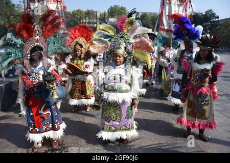 Concheros, danseurs et musiciens traditionnels, exécute un rituel lors du pèlerinage à la Villa Guadalupe. Banque D'Images