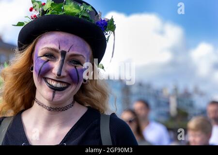 Black Swan Border Morris à la Broadescaliers Folk week, le 2021 août Banque D'Images