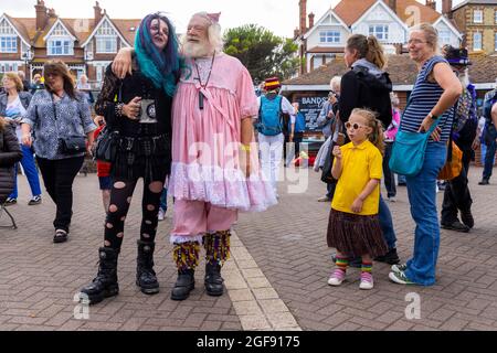 Trinity Morris obstrue danseur de groupe de danse dans son costume de fille de bébé avec un ami près du kiosque pendant la semaine folk Broadlairs, le 2021 août Banque D'Images