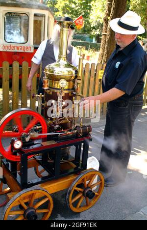 Vienne, Autriche - 02 septembre 2006 : rassemblement annuel de joueurs de corps d'orgue avec leurs différents organes de corps dans le prater de Bohême à Vienne Banque D'Images