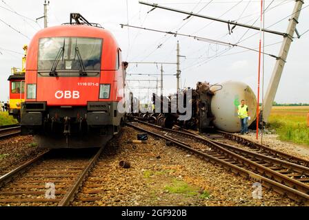 Gramatneusiedl, Autriche - 27 juillet 2005: Personnes non identifiées pour l'expertise en dommages après un accident de train avec des wagons épaves Banque D'Images