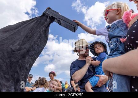 HEOden Horses les enfants en interaction au kiosque pendant la semaine folklorique de Broadescaliers, le 2021 août Banque D'Images