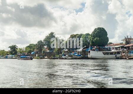 OIAPOQUE, BRÉSIL - 1er AOÛT 2015 : petits bateaux sur la rivière Oiapok (Oiapoque ou Oyapock) dans la ville d'Oiapoque. Banque D'Images