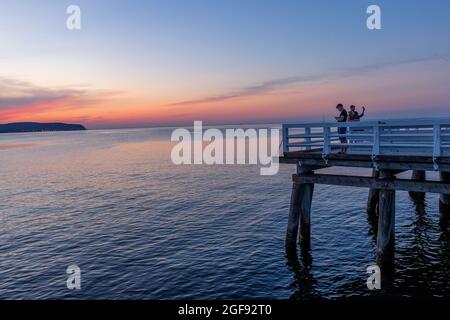 SOPOT, POLOGNE - 20 juin 2021 : coucher de soleil sur la plage à Sopot, Pologne Banque D'Images
