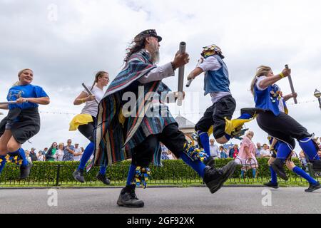 Trinity Morris sabots danseuses en représentation dans les jardins Victoria pendant la semaine folklorique Broadescaliers, le 2021 août Banque D'Images