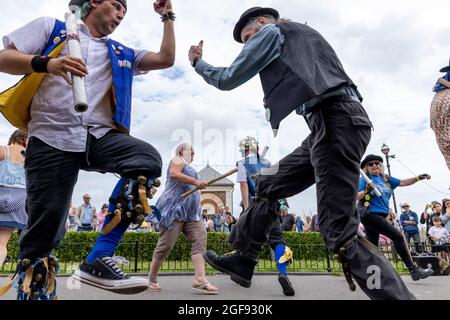 Trinity Morris sabots danseuses en représentation dans les jardins Victoria pendant la semaine folklorique Broadescaliers, le 2021 août Banque D'Images