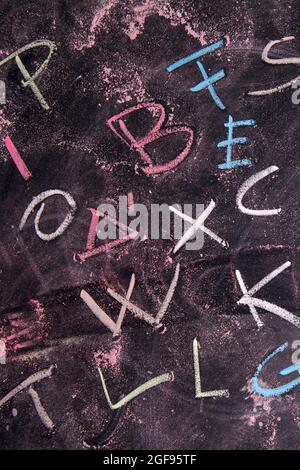 Les couleurs des lettres, écrites avec de la craie sur le tableau noir Banque D'Images