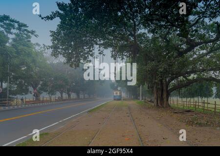 Kolkata, Bengale-Occidental, Inde - 23 janvier 2020 : lignes de tramway électrique dans la région de Kolkata maidan. C'est le seul système de tramway en exploitation en Inde et le plus ancien Banque D'Images