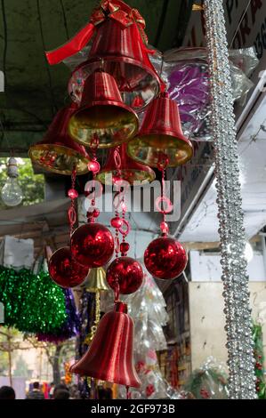 Kolkata, Bengale-Occidental, Inde - 29 décembre 2019 : des cloches Chrismas colorées sont suspendues , en vente au Nouveau marché, Kolkata. Banque D'Images