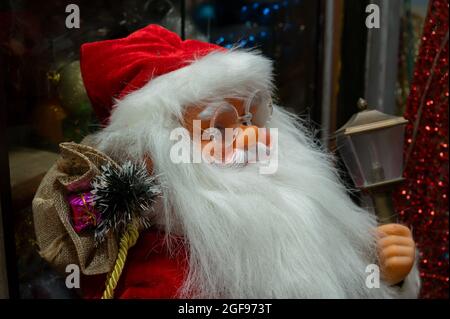 Le visage heureux et joyeux du Père Noël. Les poupées sont exposées à la vente à New Market, Kolkata, Bengale-Occidental, Inde. Banque D'Images