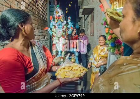 KOLKATA, INDE - 17 JUIN 2017 - des femmes hindoues adorant la déesse Kali la nuit, pendant Kali Puja, festival hindou de Deepavali ou de Diwali. Vitesse Banque D'Images