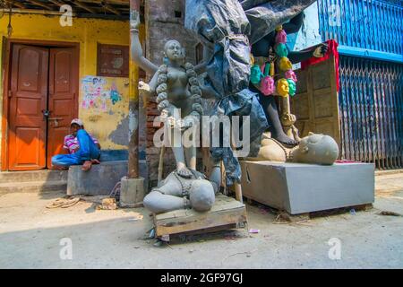 KUMARTULI, KOLKATA, INDE - 10 OCTOBRE 2014 : Clay idol de la déesse Kali à Kumartuli, Kolkata, Inde. Les idoles sont en cours de préparation pour être adorés duri Banque D'Images