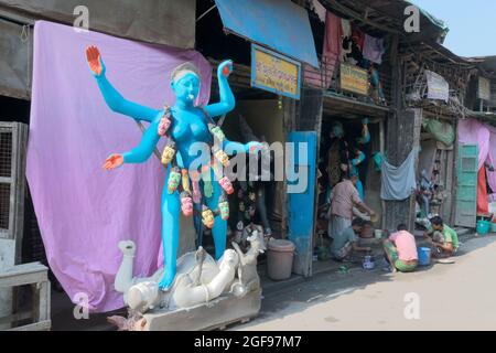 KUMARTULI, KOLKATA, INDE - 10 OCTOBRE 2014 - artiste préparant l'idole d'argile de la déesse Kali pour Kali Puja, adoration de la déesse Kali, festival hindou o Banque D'Images