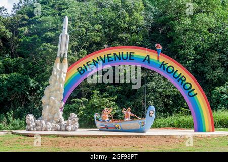 KOUROU, GUYANE FRANÇAISE - 3 AOÛT 2015: Bienvenue arc-en-ciel avec fusée spatiale Ariane 5 sur la route de Kourou, Guyane française. Banque D'Images