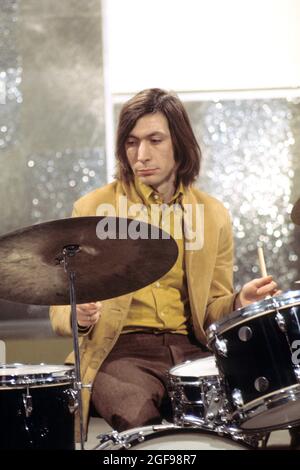 Photo du dossier datée du 12/11/68 de Charlie Watts, batteur aux Rolling Stones, comme film de groupe aux studios LWT (London Weekend Television) à Londres. Le batteur Rolling Stones Charlie Watts est décédé à l'âge de 80 ans, a déclaré Bernard Doherty, son attaché de presse londonien, à l'agence de presse de l'AP. Date de publication : le mardi 24 août 2021. Banque D'Images