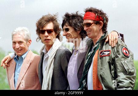 Photo du dossier datée du 08/05/02 des Rolling Stones, de gauche à droite; Charlie Watts, Mick Jagger, Ronnie Wood et Keith Richards lors d'une conférence de presse au Van Cortlandt Park dans le Bronx, New York, où ils ont annoncé leur World Tour 2002/2003. Le batteur Rolling Stones Charlie Watts est décédé à l'âge de 80 ans, a déclaré Bernard Doherty, son attaché de presse londonien, à l'agence de presse de l'AP. Date de publication : le mardi 24 août 2021. Banque D'Images