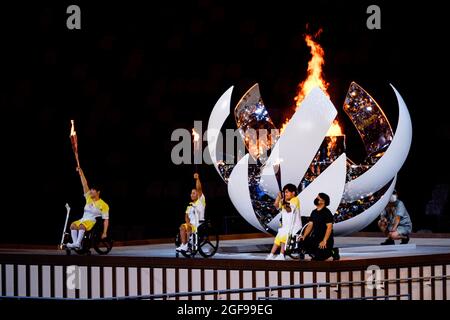 TOKYO, JAPON. 24 août 2021. De Kamiji Yui, Uchida Shunsuke et Morisaki Karin ont allumé le Cauldron paralympique lors de la cérémonie d'ouverture des Jeux paralympiques de Tokyo de 2020 au stade olympique le mardi 24 août 2021 à TOKYO, AU JAPON. Credit: Taka G Wu/Alay Live News Banque D'Images