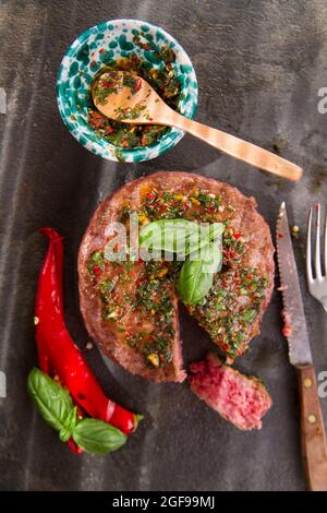 Hamburger de bœuf avec basilic et sauce au piment Banque D'Images