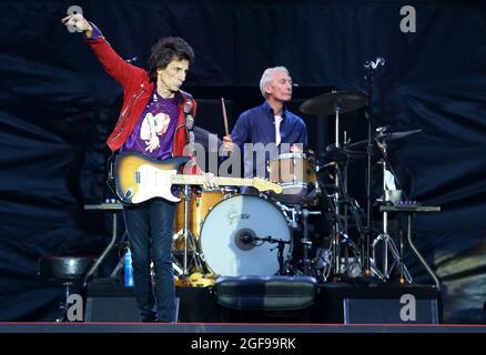 Photo du dossier datée du 09/06/18 de Ronnie Wood (à gauche) et Charlie Watts des Rolling Stones pendant leur concert au stade Murrayfield à Édimbourg, en Écosse. Le batteur Rolling Stones Charlie Watts est décédé à l'âge de 80 ans, a déclaré Bernard Doherty, son attaché de presse londonien, à l'agence de presse de l'AP. Date de publication : le mardi 24 août 2021. Banque D'Images