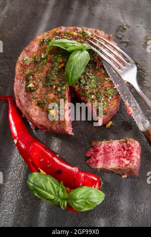 Hamburger de bœuf avec basilic et sauce au piment Banque D'Images