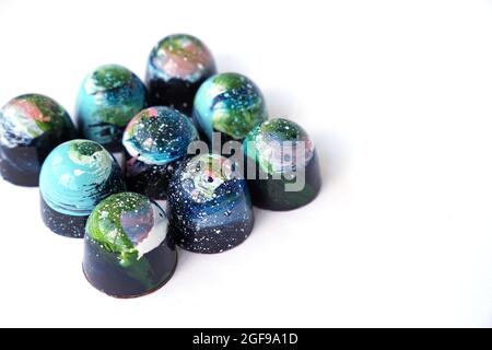 Ensemble de chocolats - couleur bleue et motif de friandises d'espace. Confiseries artisanales. Bonbons isolés sur fond blanc Banque D'Images