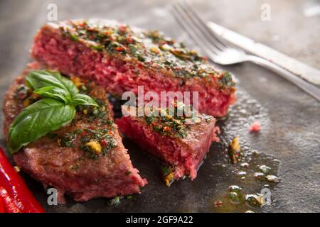 Hamburger de bœuf avec basilic et sauce au piment Banque D'Images