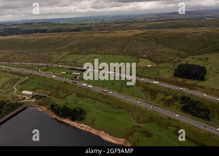 Rishworth Moor autoroute Ainley Haut M62 Stott Hall ferme aérienne oiseaux vue sur la maison au milieu de la route l'autoroute M62 a été construite autour Banque D'Images