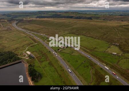 Rishworth Moor autoroute Ainley Haut M62 Stott Hall ferme aérienne oiseaux vue sur la maison au milieu de la route l'autoroute M62 a été construite autour Banque D'Images