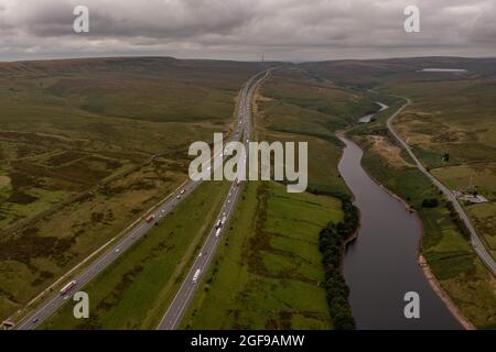 Rishworth Moor autoroute Ainley Haut M62 Stott Hall ferme aérienne oiseaux vue sur la maison au milieu de la route l'autoroute M62 a été construite autour Banque D'Images