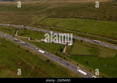 Rishworth Moor autoroute Ainley Haut M62 Stott Hall ferme aérienne oiseaux vue sur la maison au milieu de la route l'autoroute M62 a été construite autour Banque D'Images