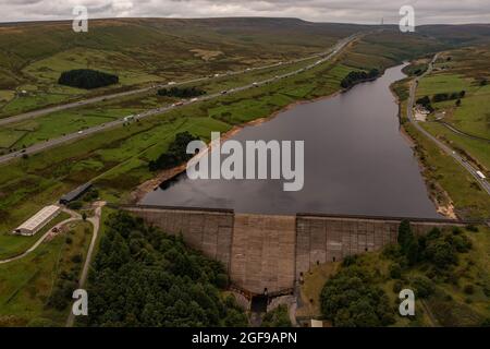 Rishworth Moor autoroute Ainley Haut M62 Stott Hall ferme aérienne oiseaux vue sur la maison au milieu de la route l'autoroute M62 a été construite autour Banque D'Images