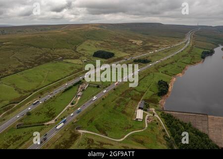 Rishworth Moor autoroute Ainley Haut M62 Stott Hall ferme aérienne oiseaux vue sur la maison au milieu de la route l'autoroute M62 a été construite autour Banque D'Images