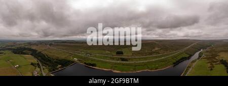 Panorama Rishworth Moor autoroute Ainley Top M62 Stott Hall Farm vue aérienne oiseaux la maison au milieu de l'autoroute a été construite autour Banque D'Images