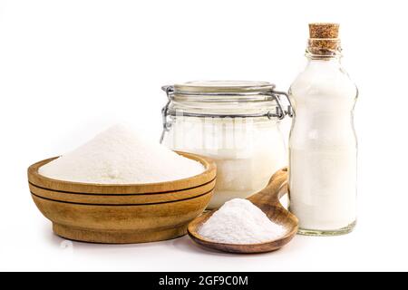 bicarbonate de sodium sur fond blanc isolé, composé chimique en poudre cristalline, utilisé comme antiacide ou levure Banque D'Images