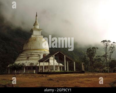 pagode au sri lanka près du pic adams Banque D'Images