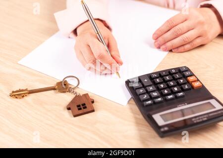 signature d'un contrat d'hypothèque, une femme signe un contrat d'hypothèque, un gros plan Banque D'Images