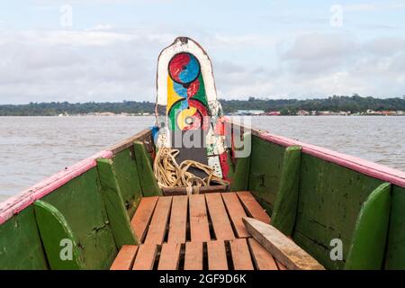 Petit ferry traversant le fleuve Maroni (Marowijne) (vers le Suriname) à St Laurent du Maroni, Guyane française. Banque D'Images