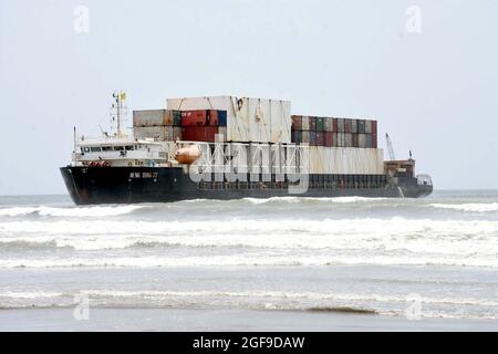 Karachi, Pakistan, 24/08/2021, vue de l'opération de sauvetage du navire de cargaison bloqué MV HENG TONG 77 pendant que le processus de ravitaillement en carburant est en cours près de la plage de Seaview à Karachi, le mardi 24 août 2021. Le navire de cargaison toronné a été détourné vers la mer et le navire devrait être entièrement secouru d'ici mardi après-midi et l'opération pour sauver le navire échoué a été fructueuse car le navire a été détourné vers la mer et son moteur a également commencé. Banque D'Images
