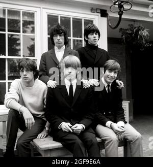 Photo du dossier datée du 12/09/64 de The Rolling Stones, (de gauche à droite), Mick Jagger, Bill Wyman, Brian Jones, Keith Richards et Charlie Watts. Le batteur Rolling Stones Charlie Watts est décédé à l'âge de 80 ans, a déclaré Bernard Doherty, son attaché de presse londonien, à l'agence de presse de l'AP. Date de publication : le mardi 24 août 2021. Banque D'Images