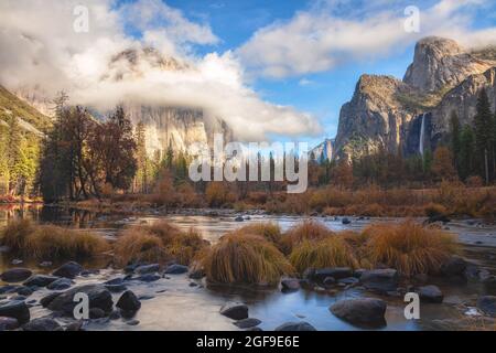 Vue emblématique de la Yosemite Valley au bord de la Merced River avec les chutes El capitan et Bridal Veil à la fin de l'automne, parc national Yosemite, Californie, États-Unis. Banque D'Images