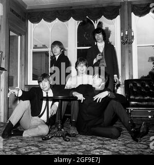 Photo du dossier datée du 12/09/64 de The Rolling Stones, (de gauche à droite), Charlie Watts, Brian Jones, Mick Jagger, Keith Richards et Bill Wyman (derrière). Le batteur Rolling Stones Charlie Watts est décédé à l'âge de 80 ans, a déclaré Bernard Doherty, son attaché de presse londonien, à l'agence de presse de l'AP. Date de publication : le mardi 24 août 2021. Banque D'Images